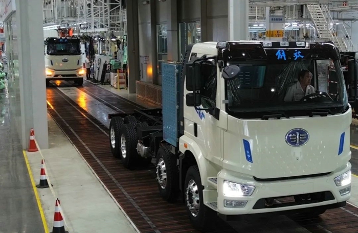 一汽解放四川分公司2025年第10000輛整車(chē)下線！2.jpg