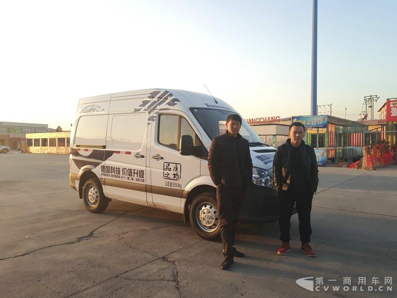 李偉、李元龍與圖雅諾合影